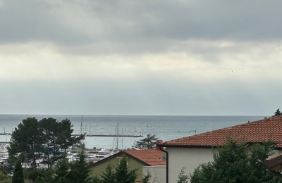 Apartma v drugem nadstropju s pogledom na morje, Novigrad