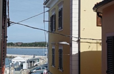 Studio nel centro della città, primo piano, vista sul mare, Novigrad