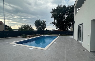 Appartamento al piano terra con piscina,e  vista  mare, Novigrad