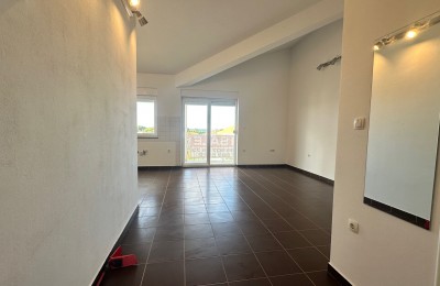 The second floor apartment, in the attic, sea view, Novigrad