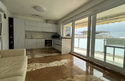 Appartamento bilocale con terrazza sul tetto, Novigrad - centro