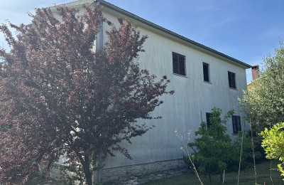 Kuća sa dva stana i velikom građevinskom parcelom Sveti Lovreč