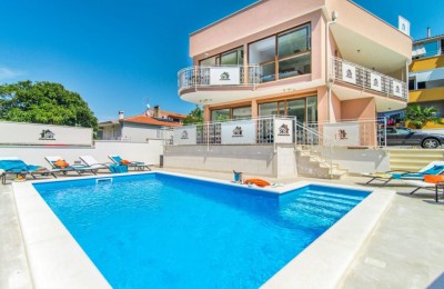 Villa in the center of town with swimming pool